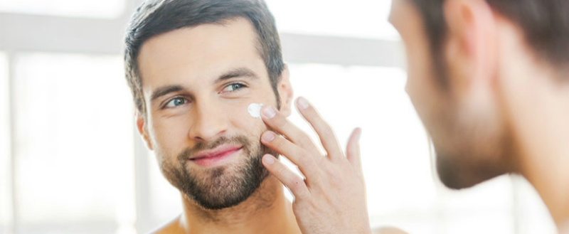 mens-winter-skincare-putting-on-moisturiser